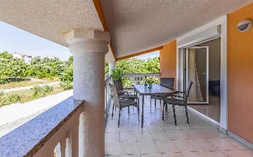 Banjole Apartment for 4 with Shared Pool