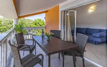 Banjole Apartment for 4 with Shared Pool