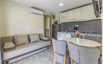 Mobile Home with Shared Pool in Banjole