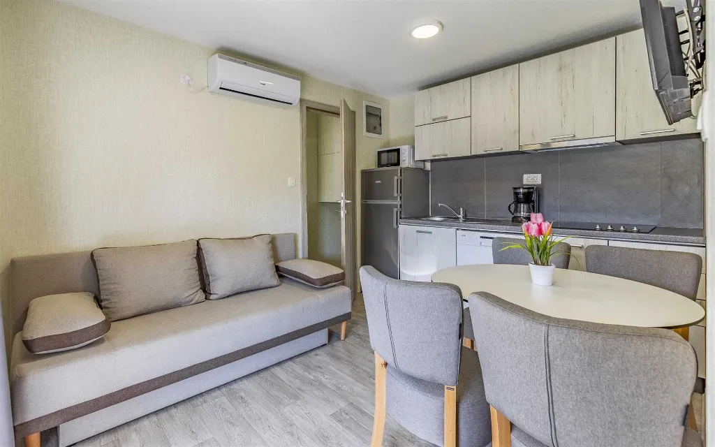 Mobile Home with Shared Pool in Banjole