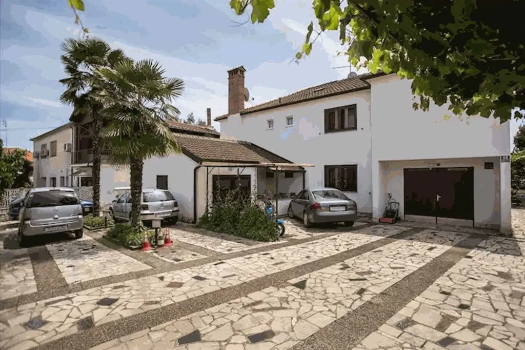 Rovinj Apartment for 4 with Balcony and Parking
