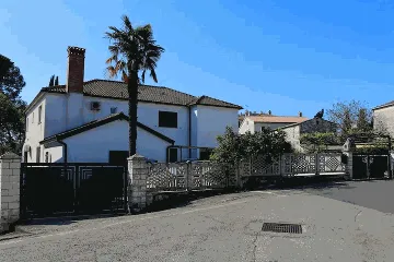 Rovinj Apartment for 4 with Balcony and Parking