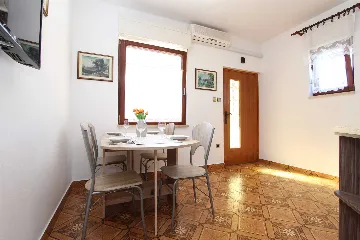 Rovinj Apartment for 4 with Balcony and Parking