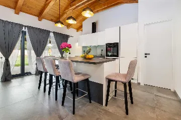 Rovinj Holiday House with Jacuzzi for 4