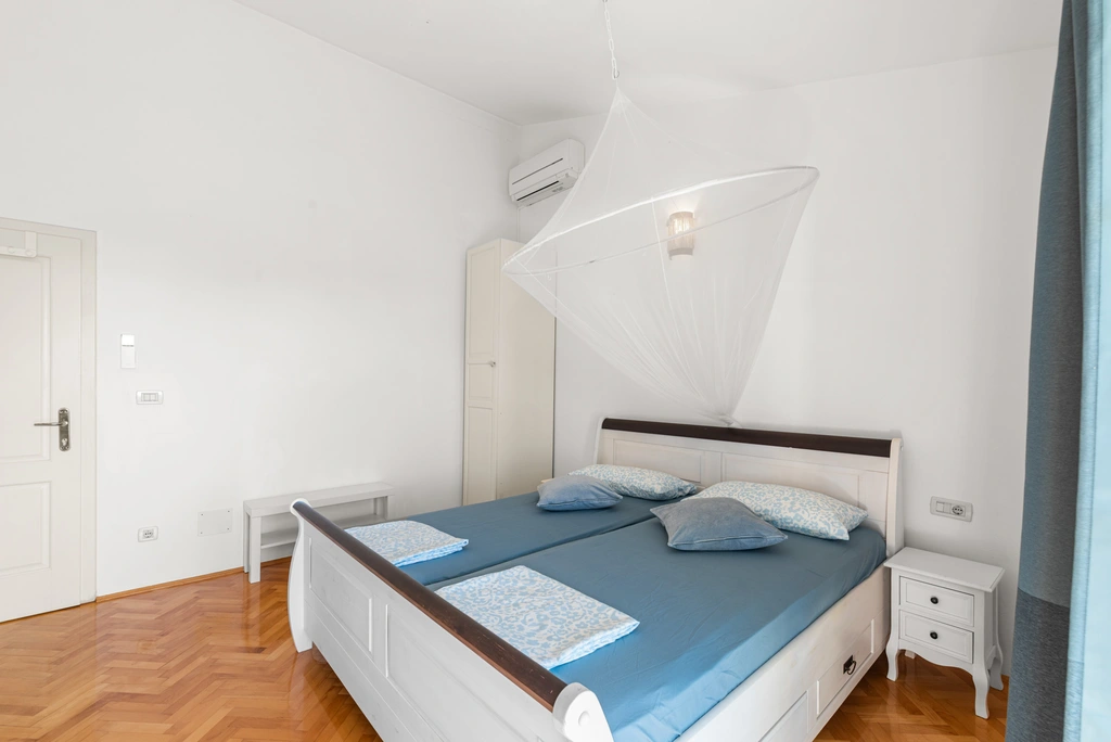 Nova Vas Holiday House for 8 Guests with Pool