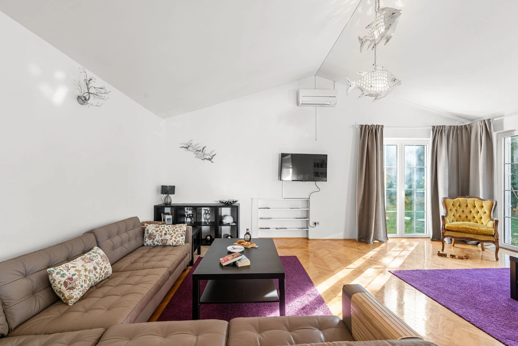 Nova Vas Holiday House for 8 Guests with Pool