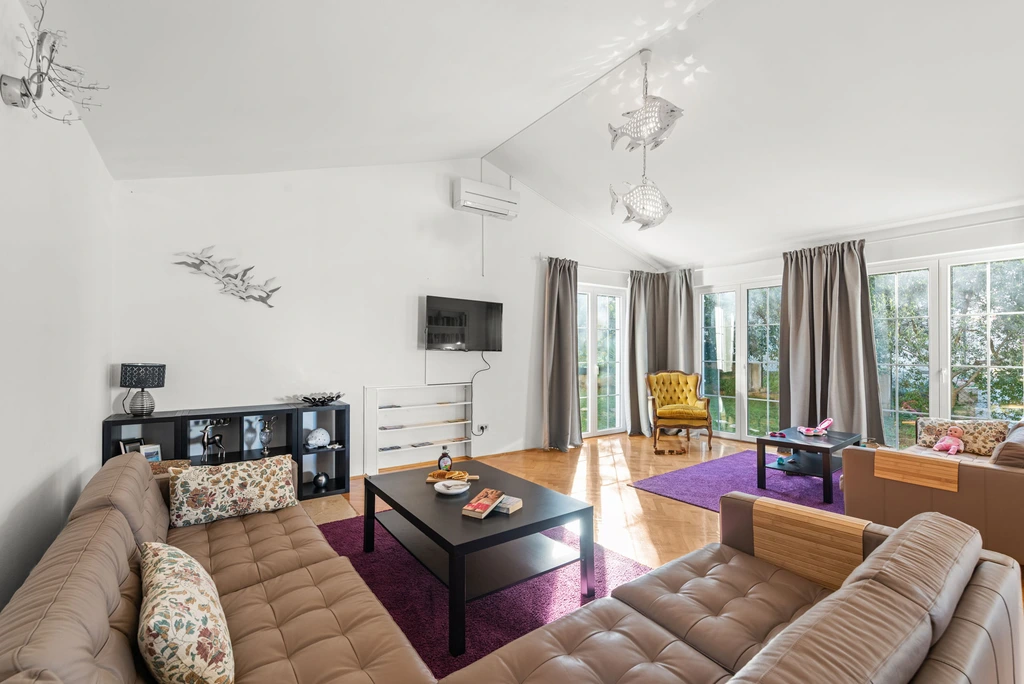 Nova Vas Holiday House for 8 Guests with Pool