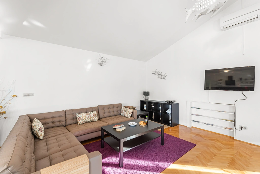 Nova Vas Holiday House for 8 Guests with Pool