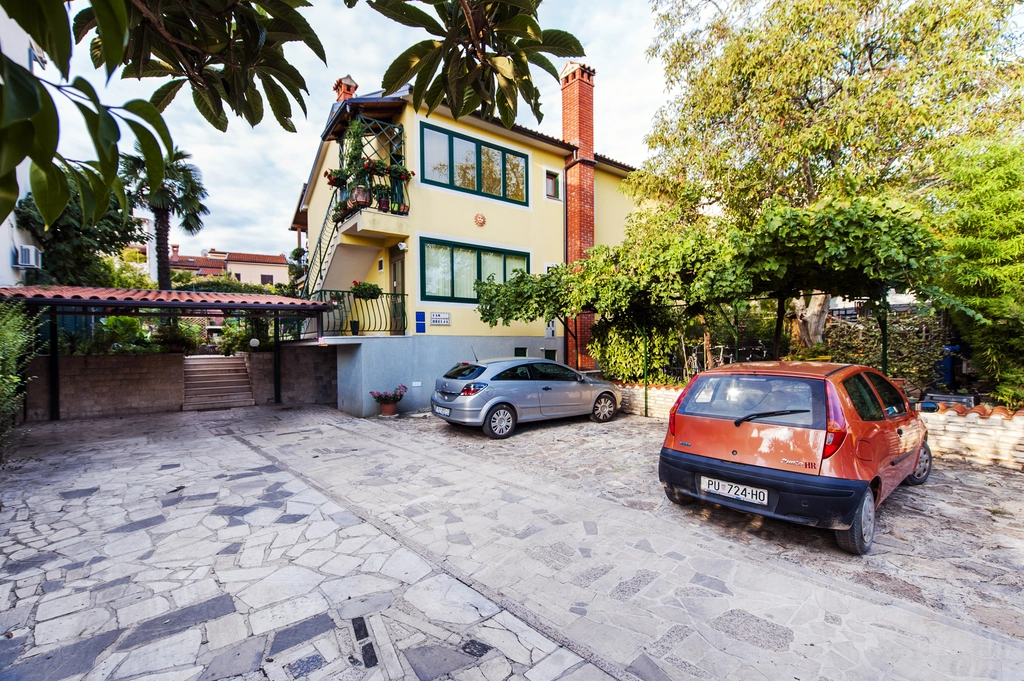 Rovinj Apartment for 2 Guests with Terrace