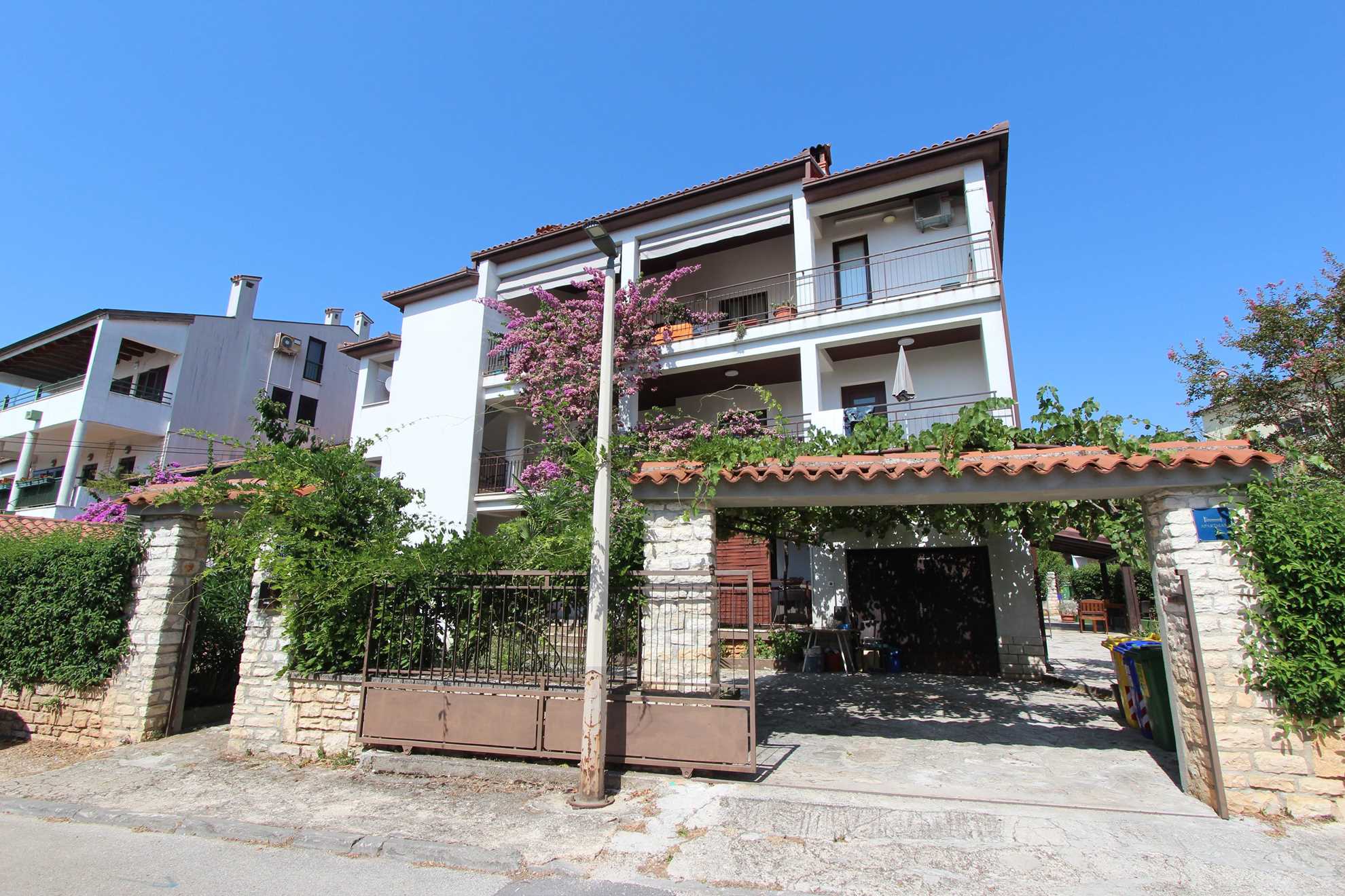 Nonno Romano One-Bedroom Apartment with Terrace (Manuel)