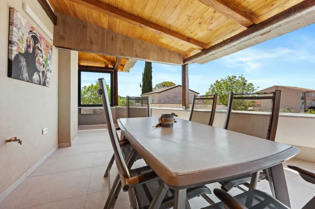 Three-Bedroom Apartment in Vrvari for 6 Guests