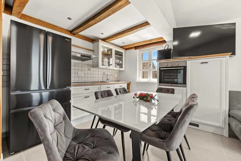 Three-Bedroom Apartment in Vrvari for 6 Guests