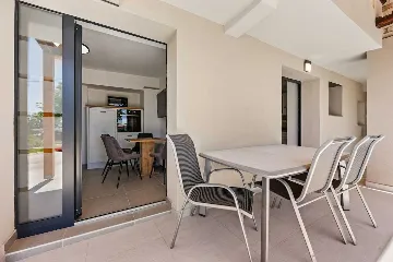Two-Bedroom Apartment in Vrvari-Poreč for 4