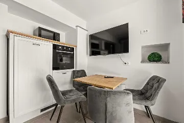 Two-Bedroom Apartment in Vrvari-Poreč for 4