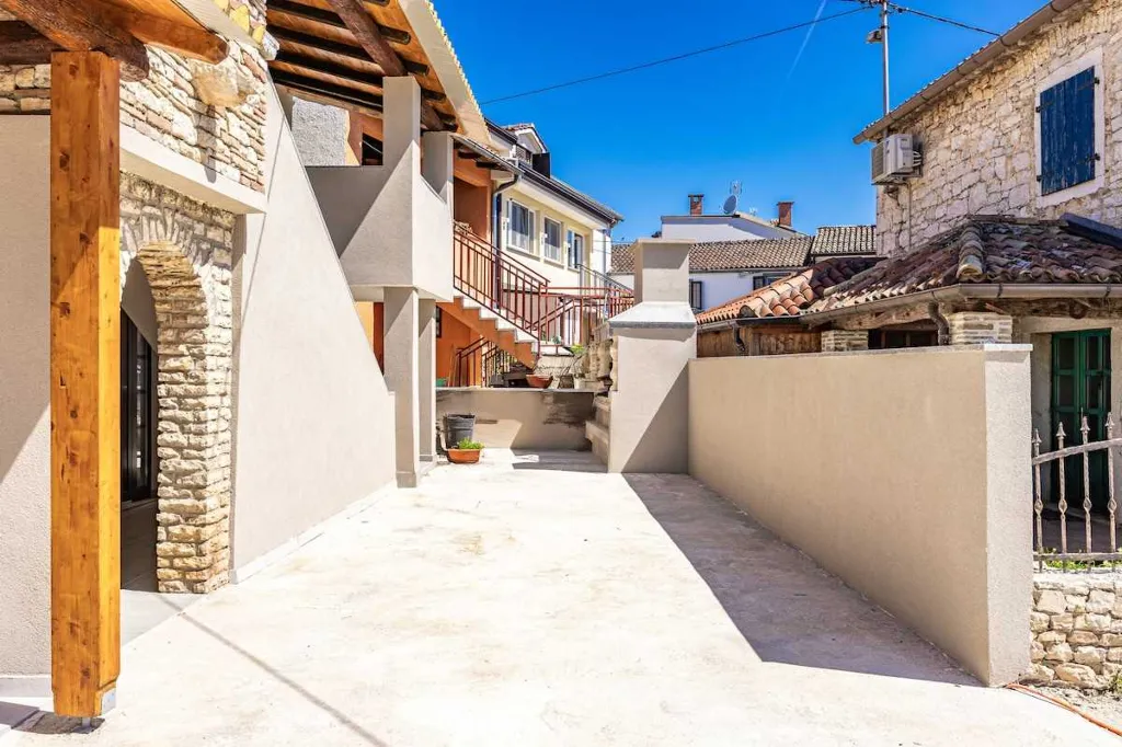 Two-Bedroom Apartment in Vrvari-Poreč for 4
