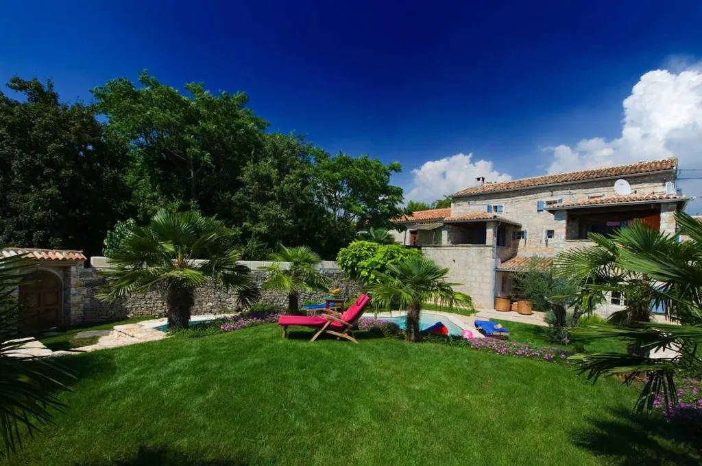 Heated Pool Villa in Brečevići-Tinjan for 8 Guests