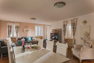 Poreč 2-Bedroom Apartment with Covered Terrace