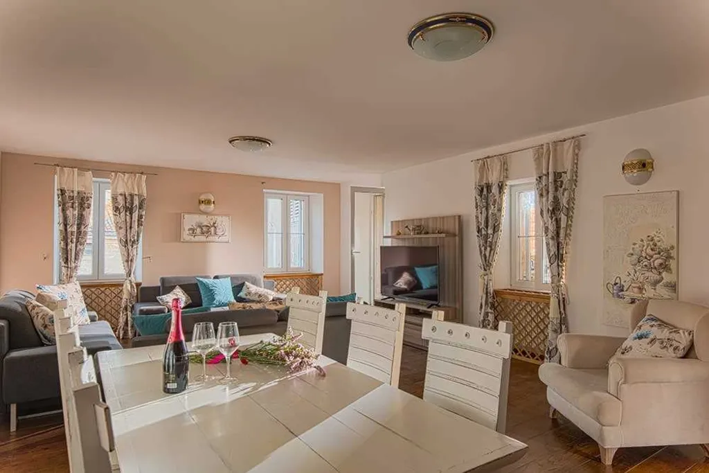 Poreč 2-Bedroom Apartment with Covered Terrace