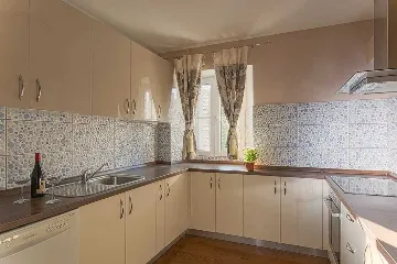 Poreč 2-Bedroom Apartment with Covered Terrace