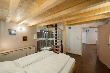 Poreč 2-Bedroom Apartment with Covered Terrace