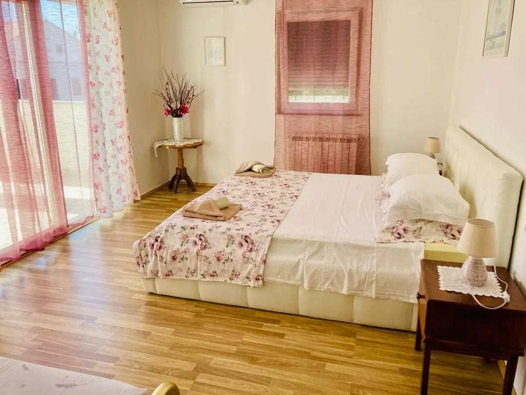 Villa with Sea View and Private Pool in Ližnjan