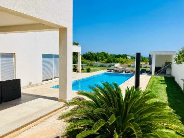 Villa with Sea View and Private Pool in Ližnjan