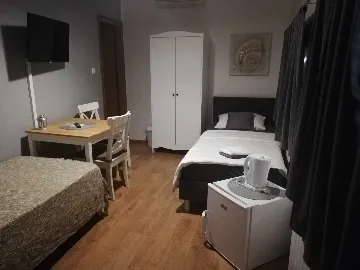 Air-Conditioned Room with Yard View in Zagreb