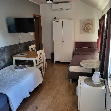 Air-Conditioned Room with Yard View in Zagreb