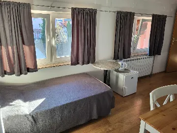 Air-Conditioned Room with Yard View in Zagreb