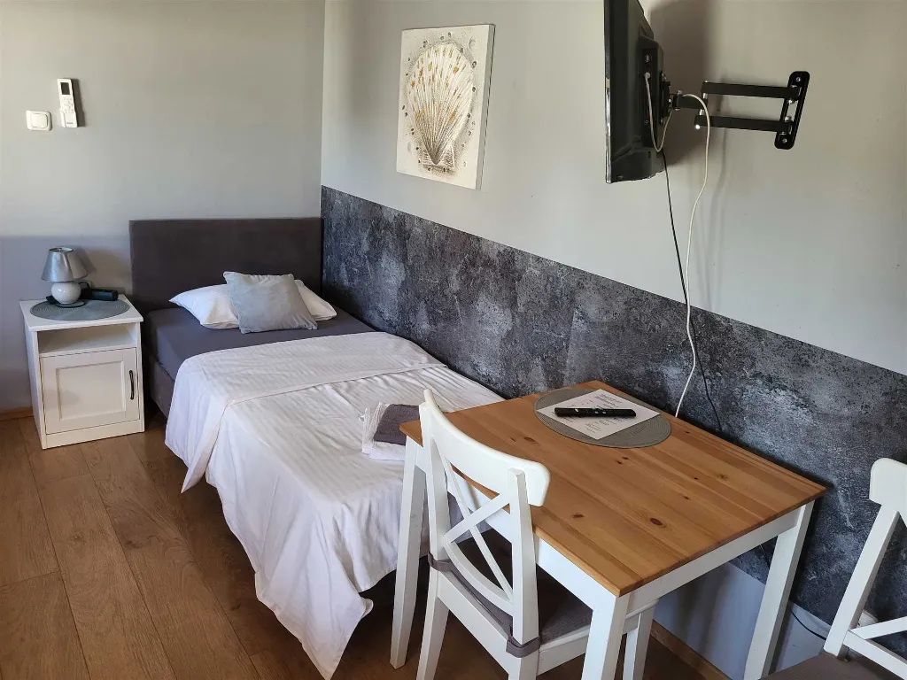 Air-Conditioned Room with Yard View in Zagreb