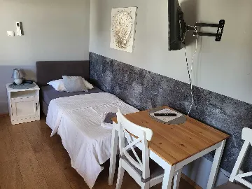 Air-Conditioned Room with Yard View in Zagreb