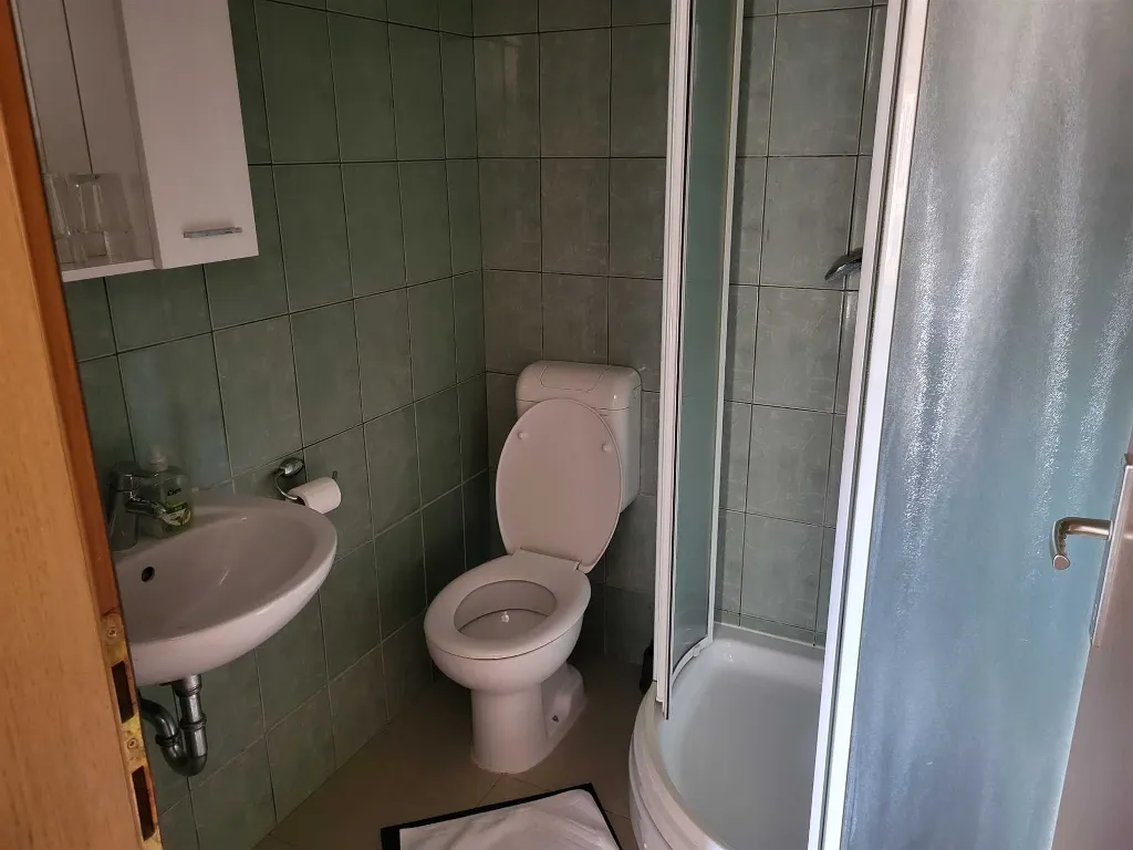 Air-Conditioned Room with Yard View in Zagreb