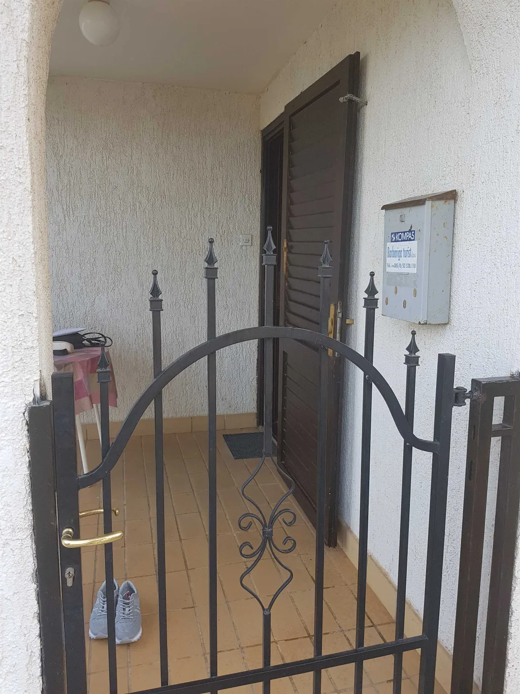 AP je dvosobni apartman, u stambenoj zgradi, prizemlje s pogledom na more