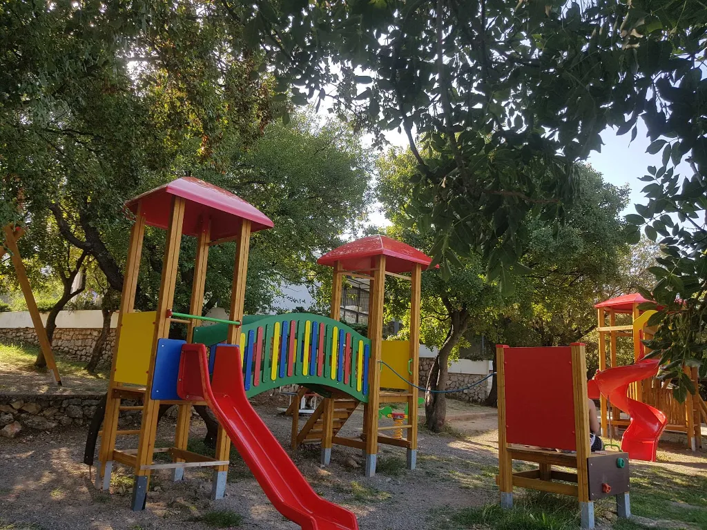 AP je dvosobni apartman, u stambenoj zgradi, prizemlje s pogledom na more