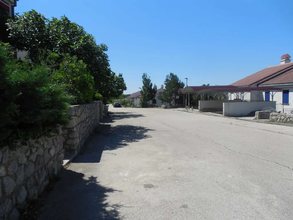 AP je dvosobni apartman, u stambenoj zgradi, prizemlje s pogledom na more