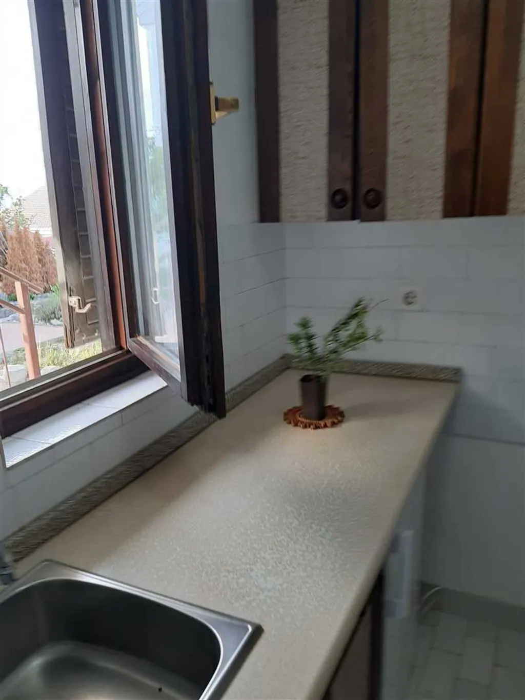 AP je dvosobni apartman, u stambenoj zgradi, prizemlje s pogledom na more