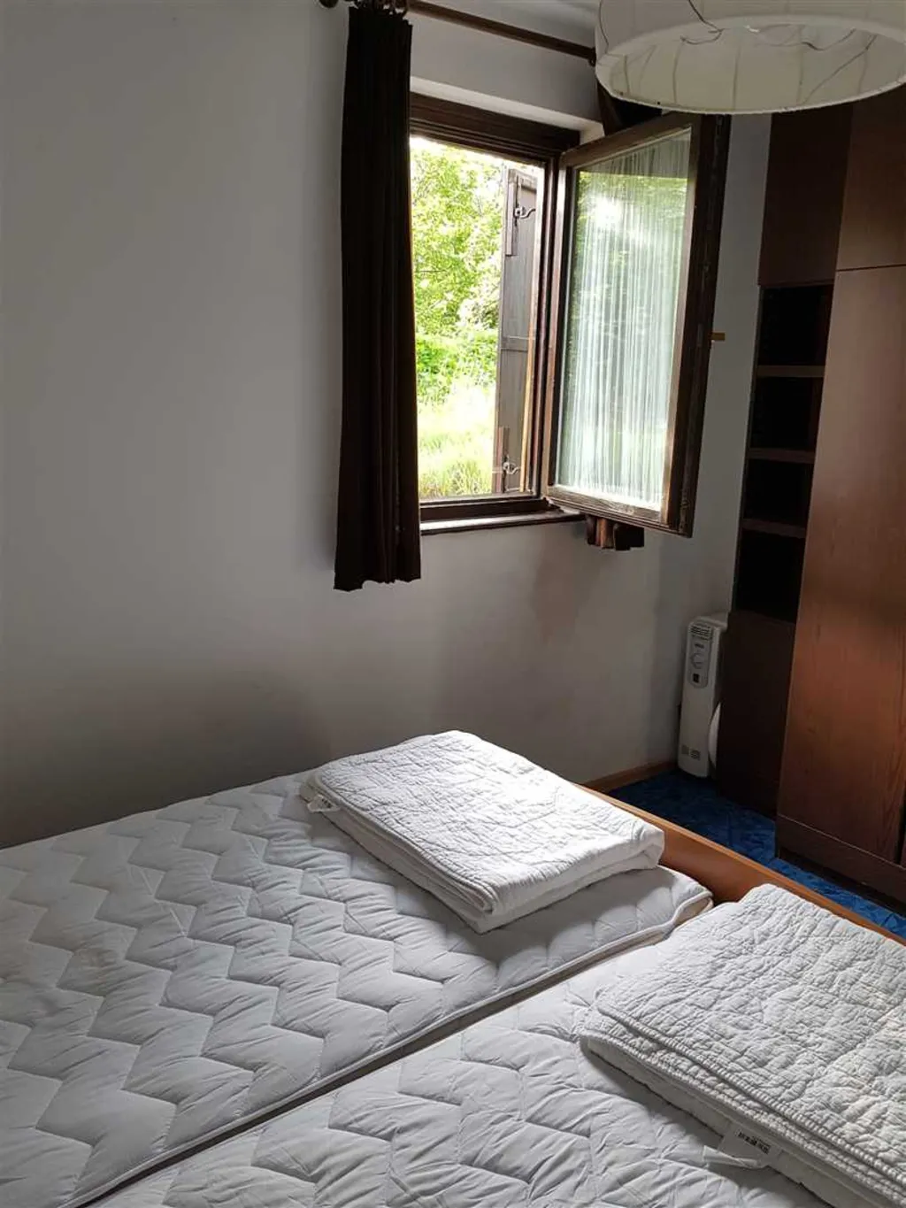 AP je dvosobni apartman, u stambenoj zgradi, prizemlje s pogledom na more