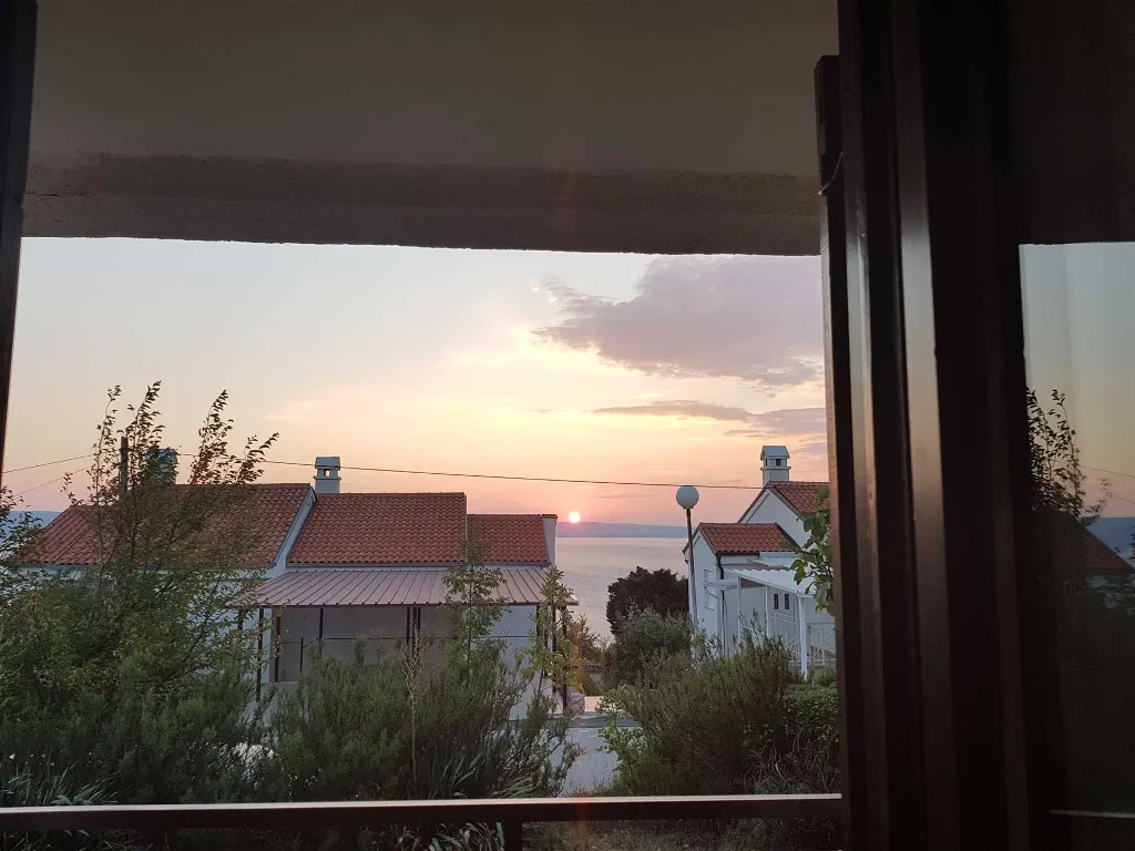 AP je dvosobni apartman, u stambenoj zgradi, prizemlje s pogledom na more