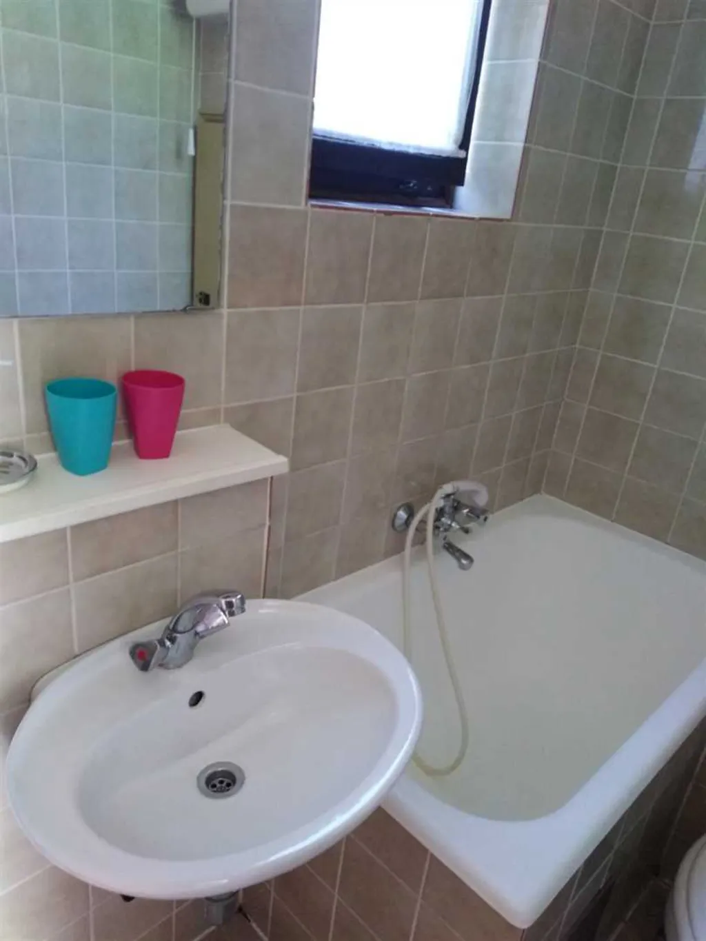 AP je dvosobni apartman, u stambenoj zgradi, prizemlje s pogledom na more