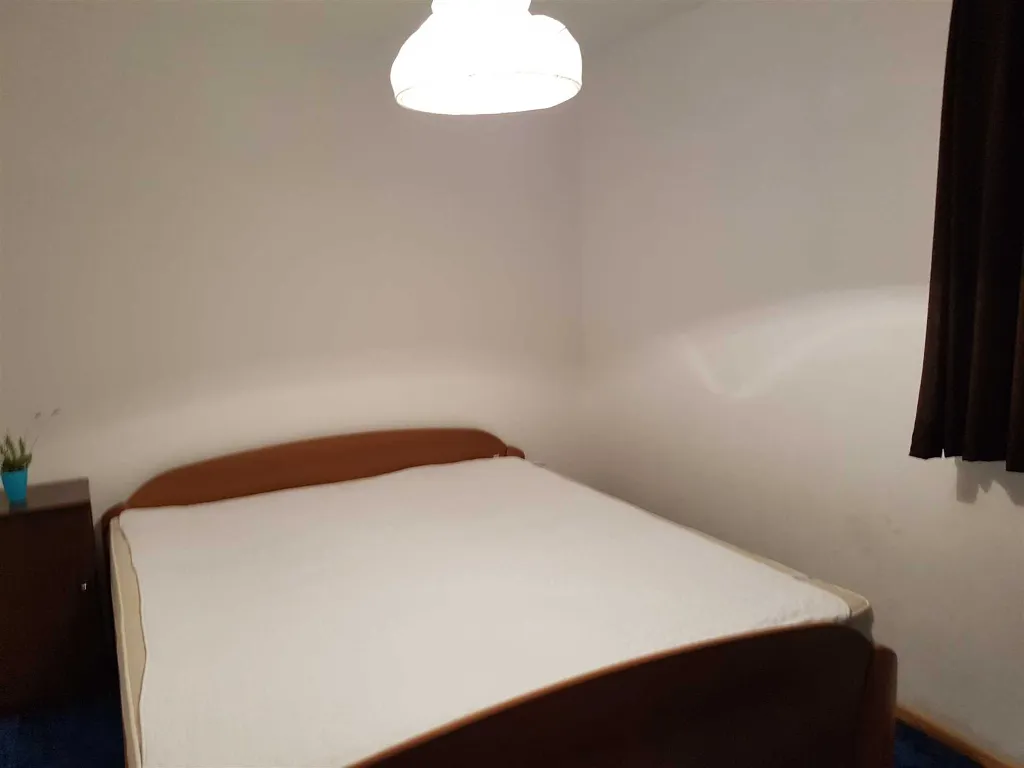 AP je dvosobni apartman, u stambenoj zgradi, prizemlje s pogledom na more