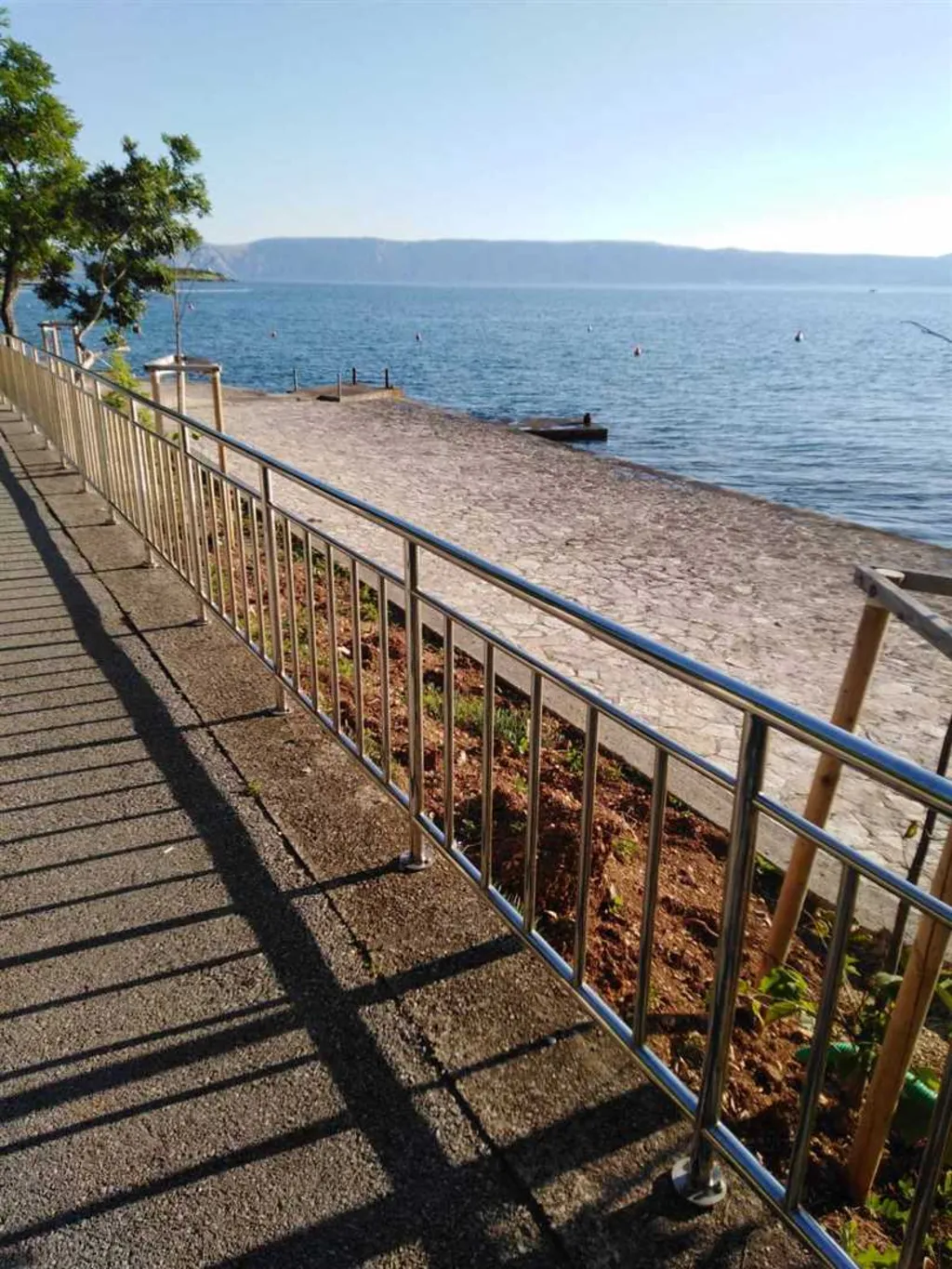 AP je dvosobni apartman, u stambenoj zgradi, prizemlje s pogledom na more