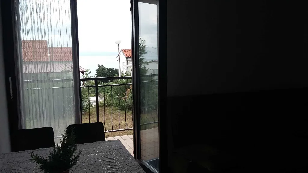 AP je dvosobni apartman, u stambenoj zgradi, prizemlje s pogledom na more