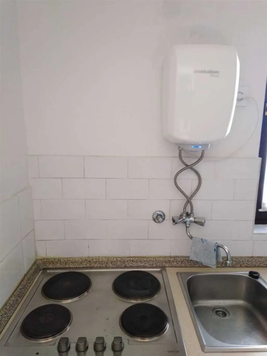 AP je dvosobni apartman, u stambenoj zgradi, prizemlje s pogledom na more