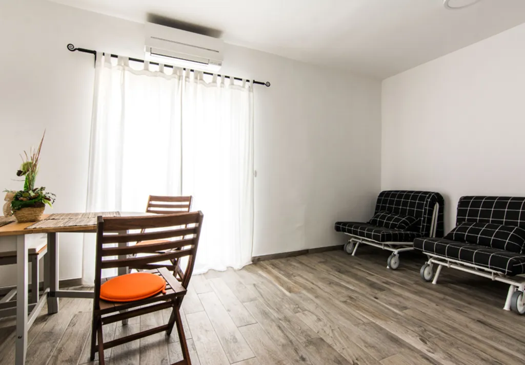 Moderno namješten apartman u centru Biograda.