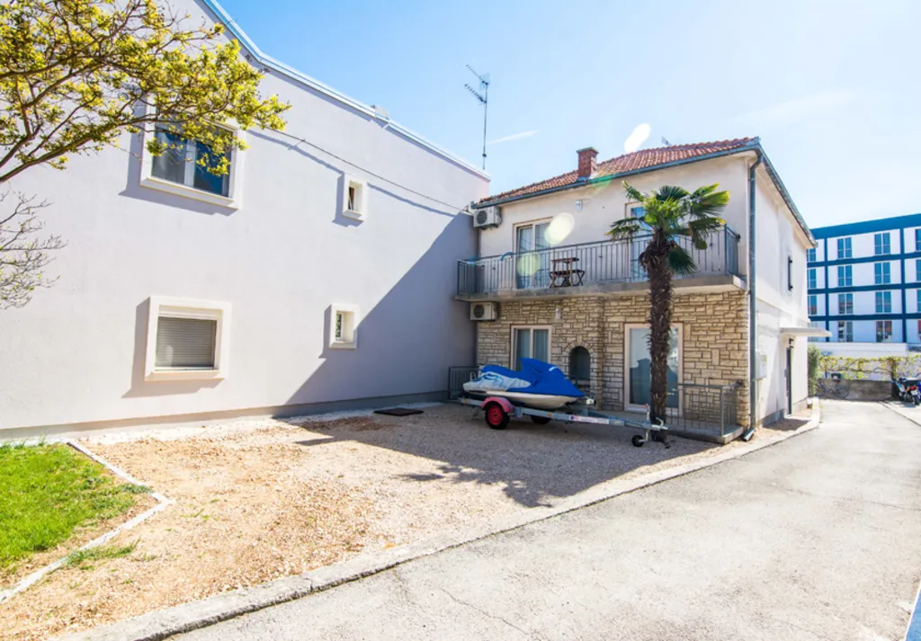 Moderno namješten apartman u centru Biograda.