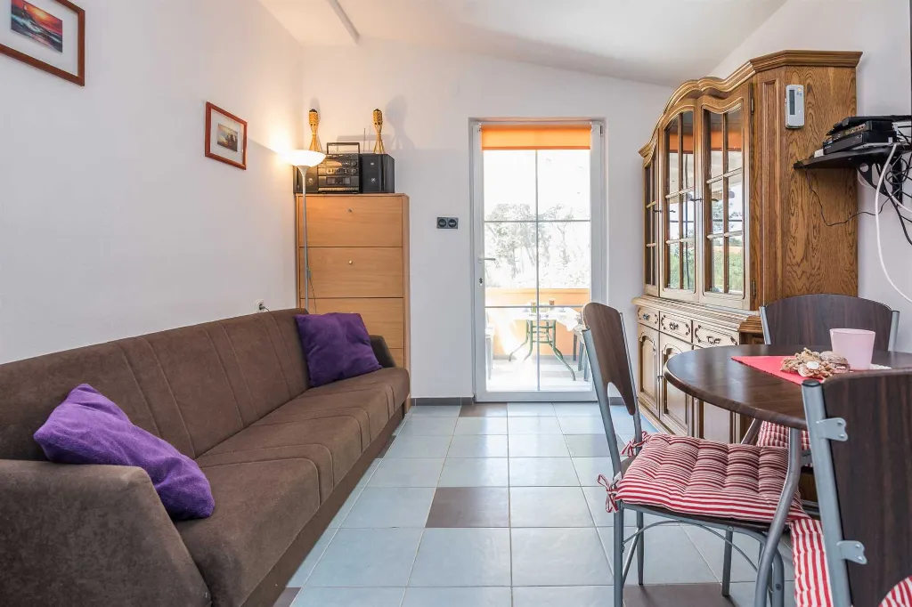 Two-Bedroom Apartment in Vir for 4-5 Guests