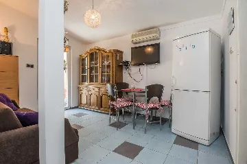 Two-Bedroom Apartment in Vir for 4-5 Guests