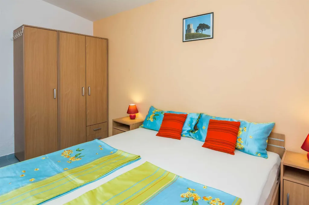 Two-Bedroom Apartment in Vir for 5 Guests