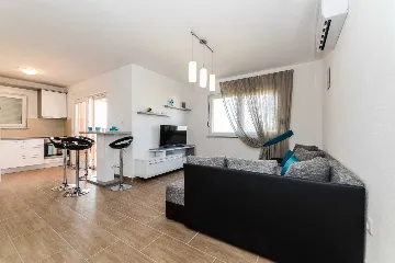 Air-Conditioned 2-Bedroom Apartment in Vir