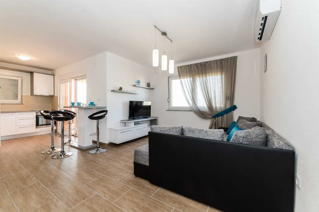 Air-Conditioned 2-Bedroom Apartment in Vir